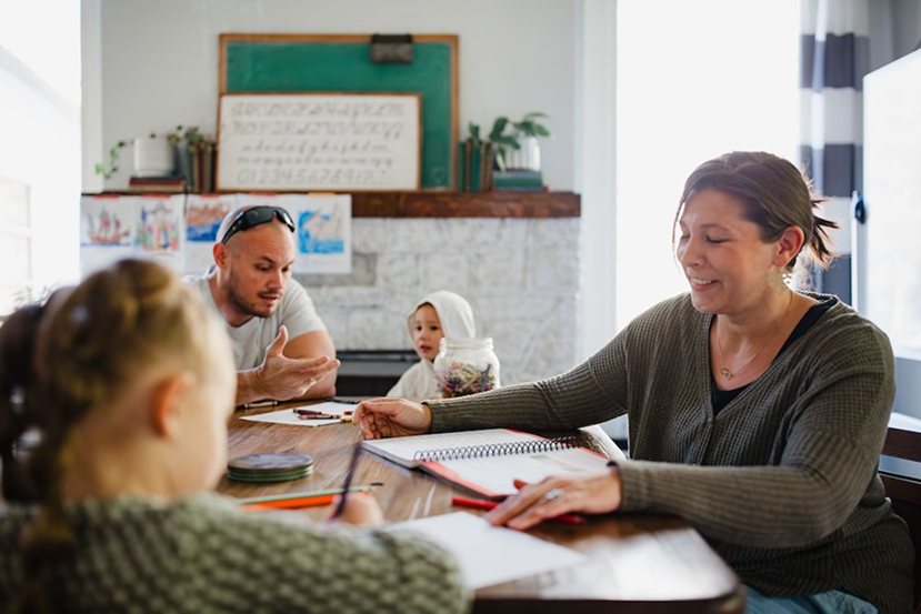 Familia estudiando en casa